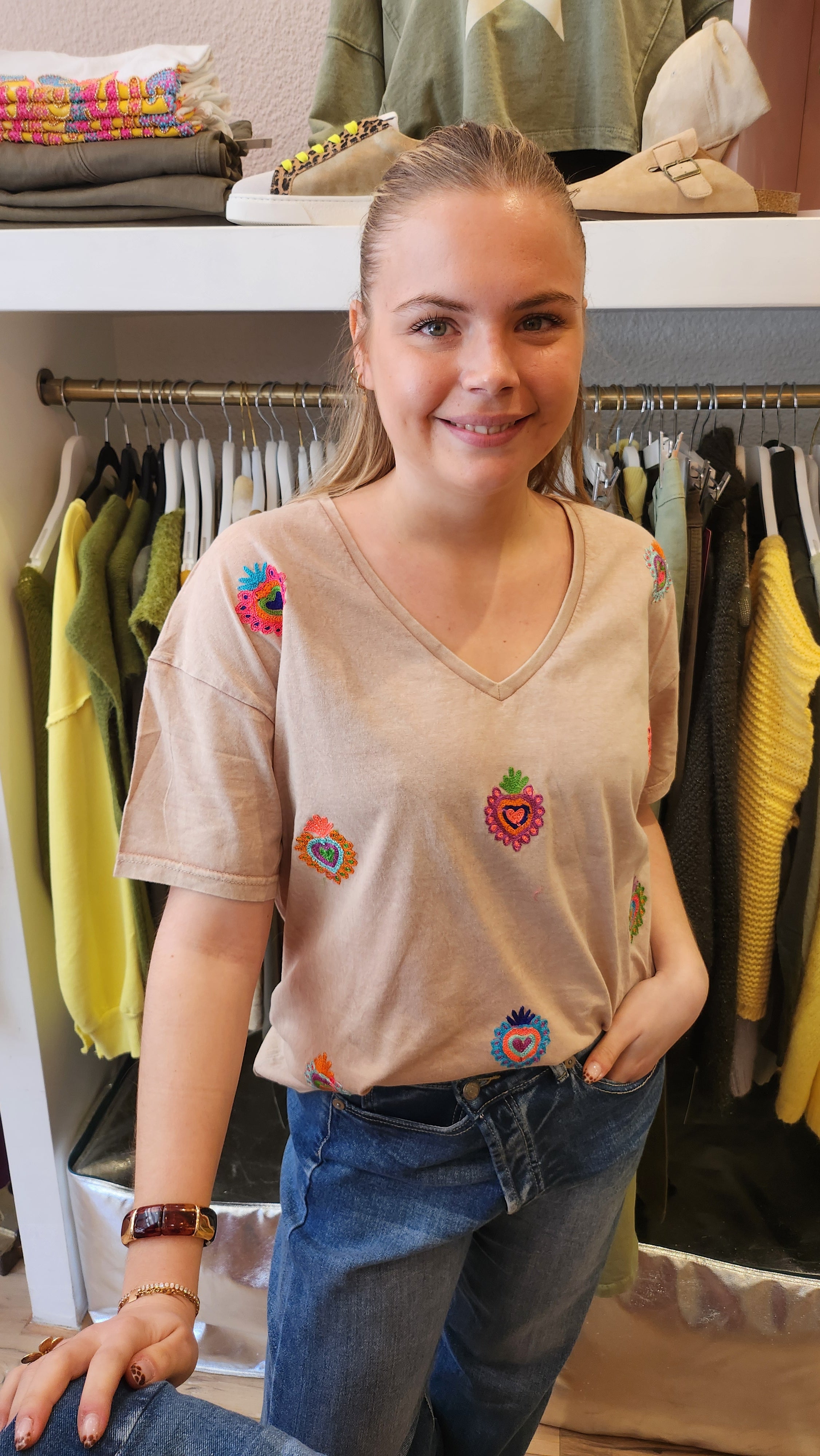 T-shirt beige brodé coeurs