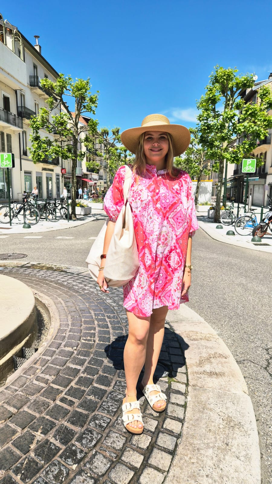 Robe aux imprimés roses éclatants